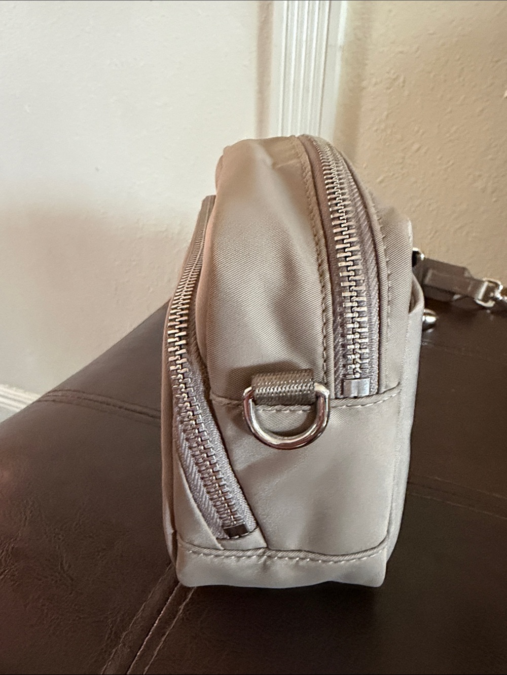 Lululemon Taupe women everywhere Crossbody Bag with Adjustable Strap 2L - Picture 3 of 9